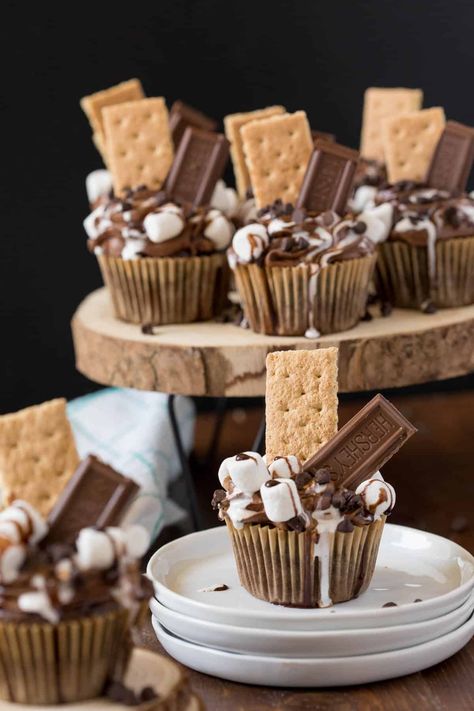 S'mores Cupcakes - This cupcake has everything you love about s’mores…..without the campfire! Sweet marshmallows, graham crackers and chocolate cake base make these eye catching cupcakes pop. Marshmallow Cupcakes, Food Recipes Dinner, S Mores Cupcakes, Food Wallpapers, Campfire Marshmallows, Simply Stacie, Smore Recipes, Smores Cupcakes, Smores Cake