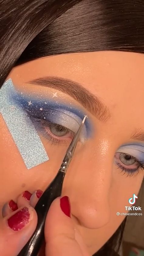 Galaxy Makeup Tutorial Step By Step, Easy Galaxy Makeup, Space Make Up Galaxy Makeup, Galaxy Makeup Halloween, Moon Face Makeup, Blue Galaxy Makeup, Astronaut Makeup Halloween, Space Aesthetic Makeup, Out Of This World Makeup