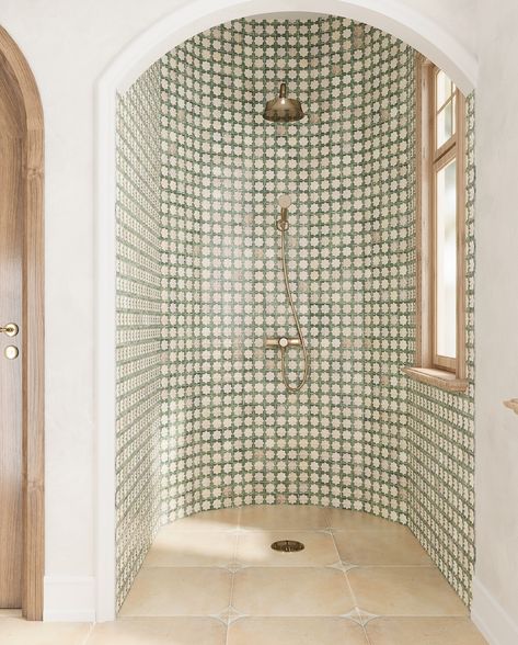 We take shower tile very seriously! Swipe through to see some of our favorite designs and let us know which one catches your eye—1, 2, 3, or 4? Leave a comment below with your favorite! 1. Emporio Calacatta Green with Santorini Green & White Petals floor and niche 2. Panorama White Marbled Peak porcelain tile walls with Emporio Calacatta Gold porcelain mosaic floor 3. Sultana Celeste Green walls with Sultana Stella Crema floor tiles 4. Panorama Birch Grove porcelain tiles with Emporio Si... Green Spanish Tile Bathroom, Green Pattern Tile Bathroom, Terrazo Bathroom Floor, Patterned Kitchen Backsplash, Green Porcelain Tile, Spanish Tile Bathroom, Tile Arch, Calacatta Green, Boho Spa