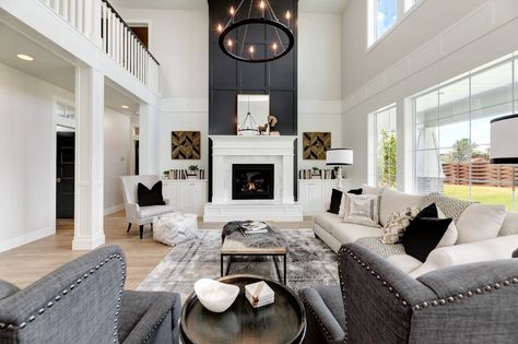 Tall Ceiling Living Room, Design Camino, Tall Fireplace, High Ceiling Living Room, Fireplace Remodel, Home Fireplace, Design Del Prodotto, Family Room Design, Fireplace Wall