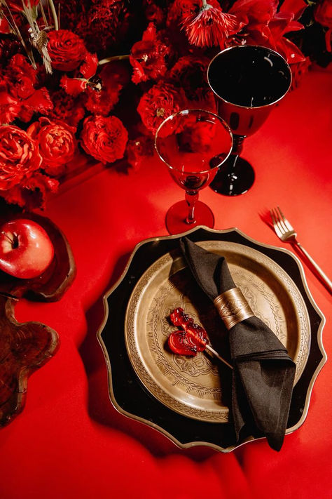 Table setting in red, red decor for a wedding, red wedding table, holiday decoration in red shades, red roses for table setting, inspiration for table setting 2024, trendy table setting 2024, ideas for a holiday table, stylish table setting, creative ideas for holiday decoration in red colors Black And Red Decor, Red Wedding Table, Red Table Settings, Russian Party, Japan Party, Red Color Palette, Setting Inspiration, Russian Wedding, Red Plates