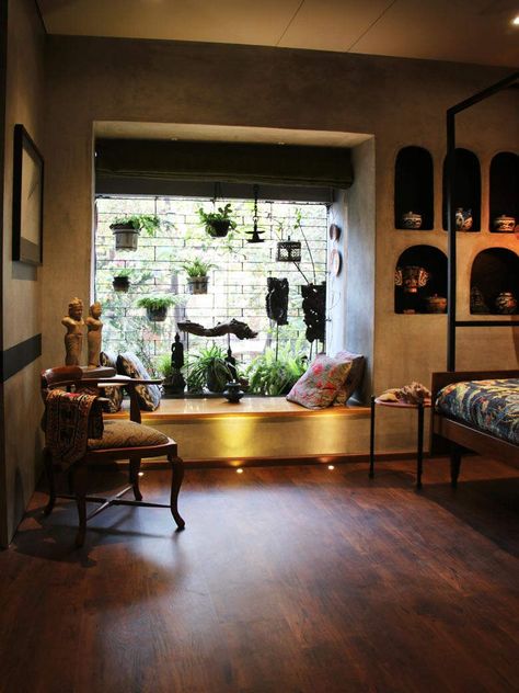 In this eclectic Mumbai apartment, 7-feet trees grow tall and proud! | Goodhomes.co.in Indian Apartment Interiors, Indian Apartment Decor, Delhi House, Luxe Apartment, Earthy Homes, Asian Paints Royale, Indian Apartment, Mumbai Apartment, Tropical Modernism