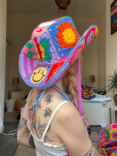 Crochet Granny Square - Crochet Motif - Crochet Patterns - Crochet Projects - Crochet Craft Amigurumi Patterns, Crochet Outfits Diy, Cowboy Crochet Hat, Crochet Cowboy Outfit, Crocheted Cowboy Hat, Crochet Cowboy Hats Free Pattern, Crochet Crazy Hats, Crochet Cowgirl Hat, Cowboy Hat Inspo Diy