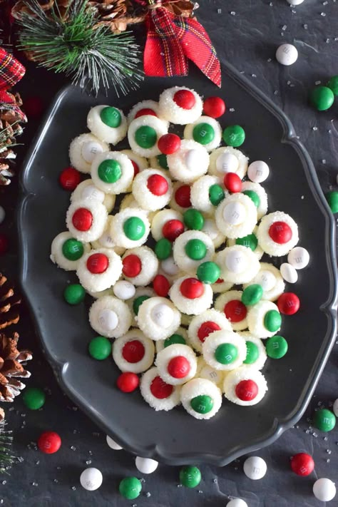 Quick and easy Mint Candy Melts is the perfect last-minute, no-bake confection. Package these beauties in little cellophane bags and tie with a festive ribbon to give to friends and neighbours. These would make a lovely take-home goodie bag too! Mint Cookies, Lord Byron, Mint Candy, Honey Garlic, Food Shows, Candy Melts, Christmas Goodies, Cookies Recipes Christmas, Bundt Cake