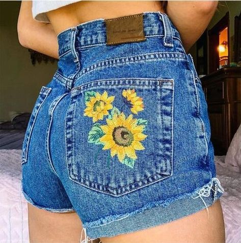 Loose Fit Denim, Painted Clothes Diy, Haine Diy, Vintage Jean Shorts, Embroidered Denim Shorts, Diy Vetement, Kleidung Diy, Fashion Bottoms, Painted Jeans