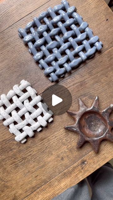 Pottery Trivets Ceramics, Clay Material Texture, Diy Ceramic Wall Art, Beginner Ceramics Projects Ideas, Diy Pate Fimo, Idee Deco Diy, Kids Clay Projects, Argile Diy, Ton Diy