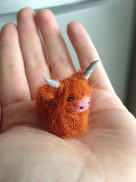 Needle felted highland cow Knit Highland Cow, Highland Cow Needle Felt, Highland Cow Felting, Needle Felted Farm Animals, Felted Highland Cow, Needle Felt Cow, Needle Felted Highland Cow, Needle Felted Cow, Cow Favors