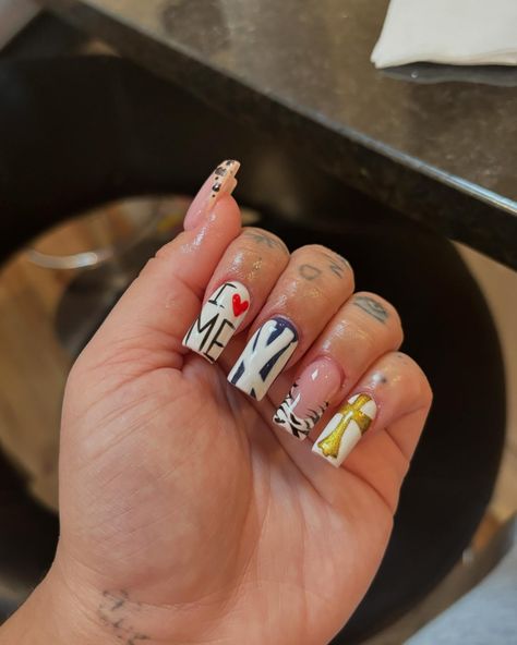 i had time to do my nails finally, i saw this design on instagram and i love it sooo much. not to much on my NY i told yall im not a drawing girly 🤣🤣 I Love Me Nails, I ❤ Ny, My Nails, A Drawing, I Love It, I Saw, Love It, I Love, Nails