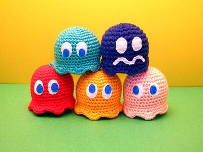 Pac Man Ghost, Mario Crochet, Ghost Crochet, Crochet Pokemon, Crocheted Toys, Crochet Geek, Crochet Keychain Pattern, Pola Amigurumi, Fun Crochet Projects