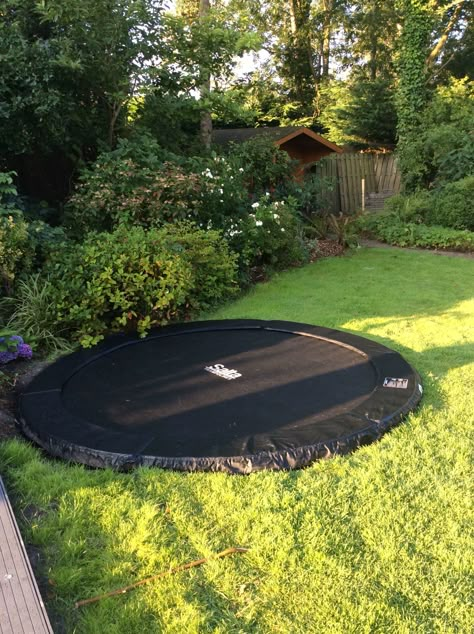 Trampoline Backyard Ideas, Garden With Trampoline, Built In Trampoline, Trampoline Garden, Garden Trampoline, House On Slope, Kids Barn, Play Area Backyard, Backyard Trampoline