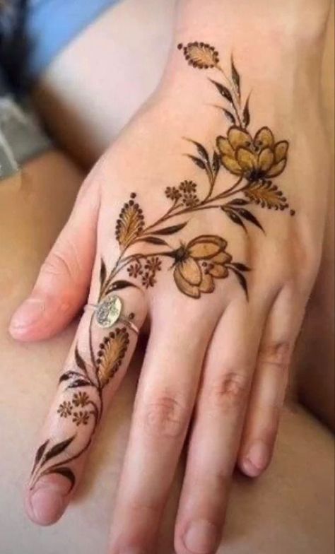 Minimalist Mehendi Designs, Floral Mehndi, Henna Designs Wrist, Tato Henna, Finger Henna Designs, Henna Tattoo Hand, Henna Tattoo Designs Hand, Mehndi Designs Bridal Hands, Simple Henna Tattoo