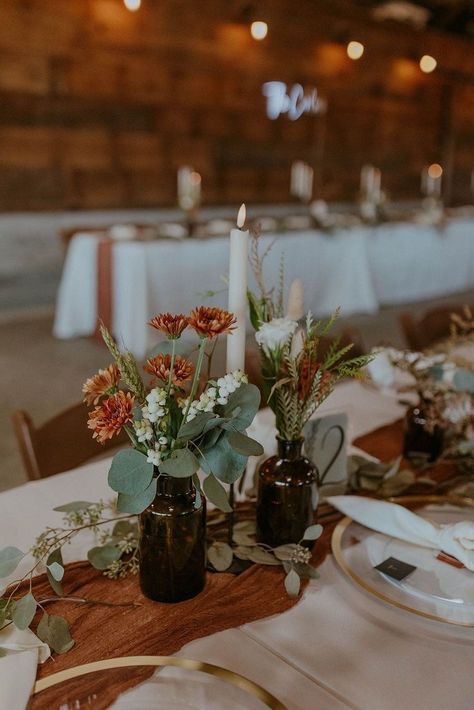 Brown Vases Wedding, Rustic Lodge Wedding Decor, Boho Wedding Table Flowers, Sage Green And Rust Wedding Centerpieces, Rustic Wedding Decor Table Centerpiece, Simple Boho Wedding Arch, Wedding Table Simple Decor, Fall Floral Arrangements Wedding Centerpieces, Rustic Flower Centerpieces