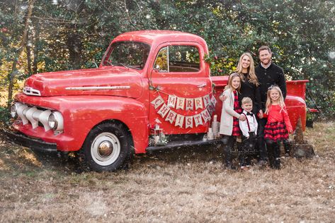 Christmas Truck Photoshoot Outfits, Outdoor Christmas Photos, Vintage Truck Christmas, Family Holiday Pictures, Christmas Pictures Outfits, Winter Family Photos, Fall Family Portraits, Christmas Red Truck, Family Christmas Pictures