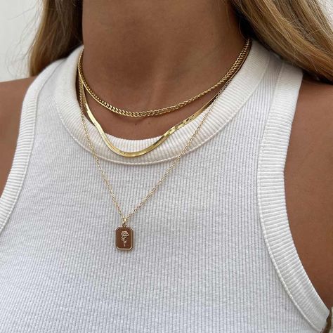 Layered Gold Jewelry, Mens Accessories Necklace, Herringbone Chain Necklace, Necklace Combo, Gold Body Chain, Necklace Outfit, Pretty Jewelry Necklaces, Herringbone Chain, Trending Necklaces