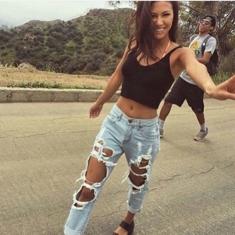 Black top with ripped boyfriend jeans Outfit Ideas With Ripped Jeans, Sk8er Boi, Bf Jeans, Ripped Jeans Outfit, Teenage Outfits, Jeans Outfits, Foto Tips, Trendy Swimwear, Outfit Jeans