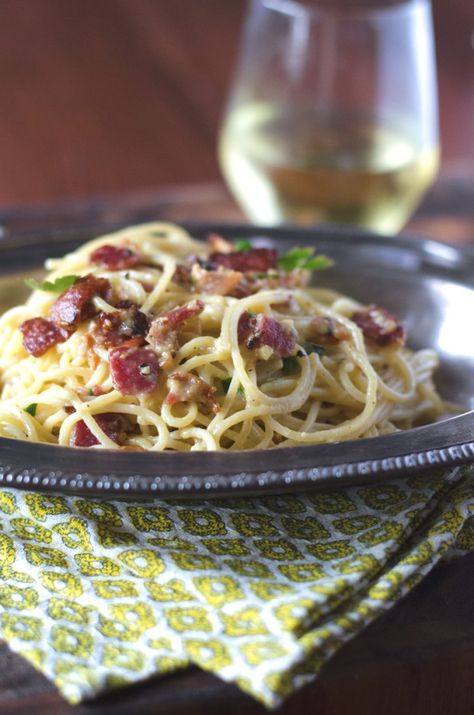 This easy authentic Spaghetti Carbonara is even better than the Pioneer Woman recipe! With cream and pancetta, this classic Italian dish is the best! #gogogogourmet #authenticspaghetticarbonara #spaghetticarbonara #easypastarecipes House In Florida, Recipes Spaghetti, Spaghetti Carbonara Recipe, Best Spaghetti, How To Make Spaghetti, Mom Recipes, Carbonara Recipe, Carbonara Pasta, Classic Italian Dishes