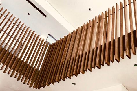 Feature Balustrades - An Architectural Trend - Abodo Wood Timber Batten Screening, Wood Slat Railing, Diy Balustrade, Wooden Balustrade, Balustrade Ideas, Wood Balcony, Balustrade Design, Handrail Design, Balcony Railing Design