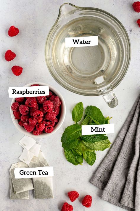 Raspberry Mint Iced Green Tea Iced Green Tea Recipe, Raspberry Iced Tea, Mint Drink, Fun Drink Recipe, Spearmint Tea, Sugar Free Drinks, Making Iced Tea, Tea Drink Recipes, Green Tea Recipes