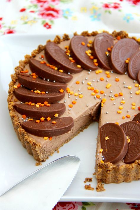 No-Bake Terry's Chocolate Orange Tart - A DELICIOUS No-Bake Terry’s Chocolate Orange Tart – a No-Bake Crust, and a No-Bake filling… heaven! Chocolate Orange Tart, Chocolate And Orange Tart, Orange Tart, Chocolate Orange Cheesecake, Orange Cheesecake, Janes Patisserie, Terry's Chocolate Orange, Baked Caramel, Tart Baking