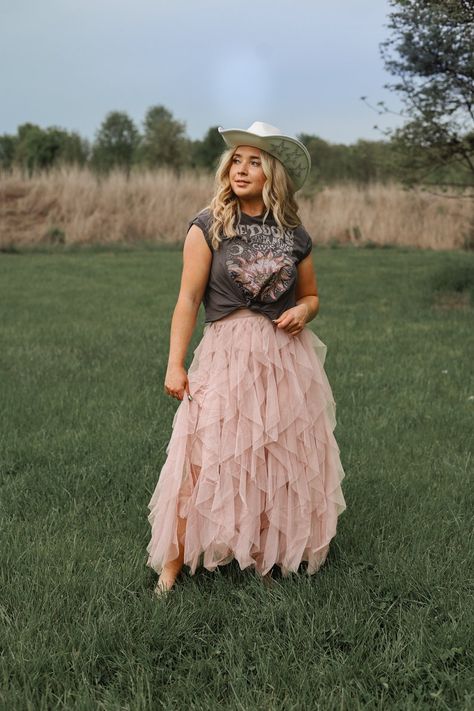 Tiered Summer Rose Evening Skirt Dusky Pink Wedding Guest Outfit Anniversary Getaway Special Ocassion Skirt Boho Western Aesthetic - Etsy Carrie Bradshaw Outfits Plus Size, Western Cowgirl Party Ideas, Wedding Guest Country Outfit, Southern Woman Style, Country Cute Outfits, Western Theme Party Outfit Women, Boho Themed Party Outfit, Country Wedding Outfits For Women Guest, Western Gala Outfit