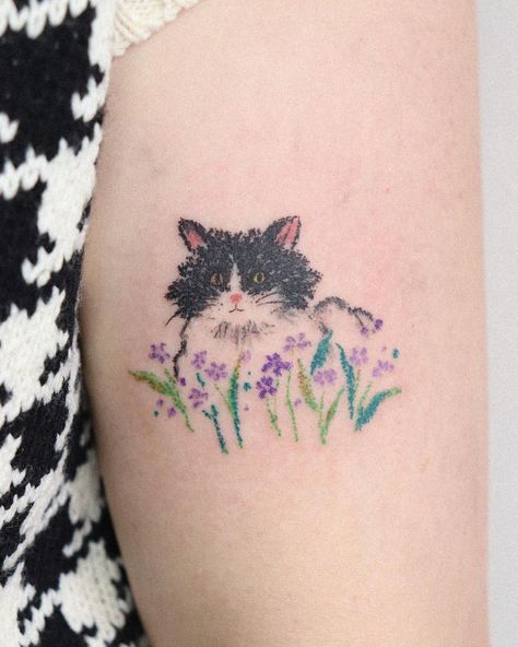 부산타투 물결 on Instagram: “cat in the flower garden 🐈‍⬛🌷” Black Cat And Flowers Tattoo, Tattoo Of Cat, Cat Flowers Tattoo, Kawaii Cat Tattoo, Cat With Flowers Tattoo, Fluffy Cat Tattoo, Cat Flower Tattoo, Flower Garden Tattoo, Blue Moon Tattoo