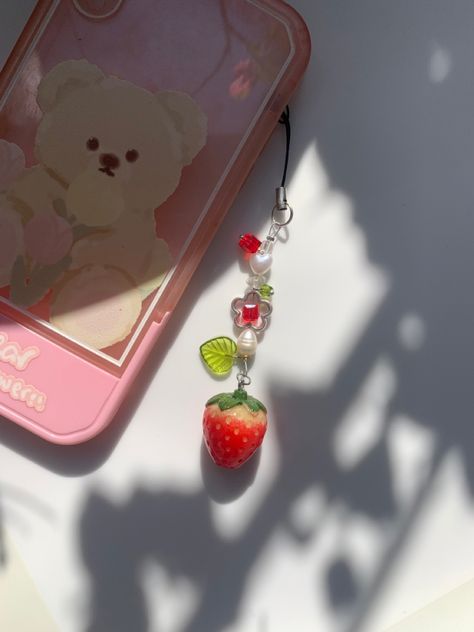 Phone Charm On Phone, Clay Phone Charm, Phone Charm Ideas, Diy Phone Charms, Aesthetic Phone Charms, Strawberry Accessories, Cute Phone Charms, Strawberry Phone Case, Strawberry Keychain