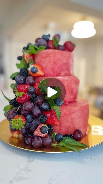 Fruit Watermelon Cake, Melon Cake Birthday, Diy Fruit Cake, How To Make A Fruit Cake, Watermelon Cake Design, Fresh Watermelon Cake, Watermelon Cake Ideas, Watermelon Party Ideas, Cake Made Of Fruit