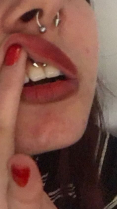 Septum And Smiley Piercing, Aesthetic Piercing, Dream Piercings, Dimple Piercing, Simple Hand Tattoos, Piercing Inspo, Smiley Piercing, Piercing Septum, Jewelry Piercing