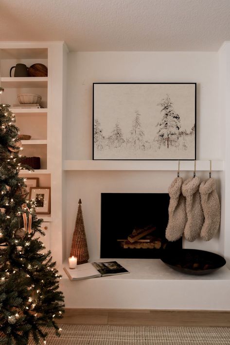 Joulun Aika, Neutral Christmas, Entertainment Wall, Christmas Decor Inspiration, Wall Units, Christmas Inspo, Fireplace Ideas, Beautiful House, Thanksgiving Decor