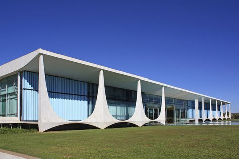 Also known as the Palácio da Alvorada (“Palace of Dawn”), Brazil’s Presidential Palace is the official residence of the country’s president. The structure, whose design echoes the Supreme Federal Court, was completed in 1958. Oscar Niemeyer Architecture, Case Creole, Googie Architecture, Ancient Greek Architecture, Oscar Niemeyer, Famous Architects, Chinese Architecture, Architecture Office, Futuristic Architecture