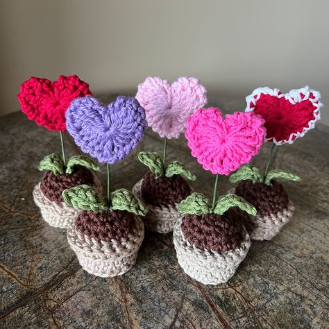 Flowers Valentines, Crocheted Heart, Vase Home Decor, Decor Crochet, Pinterest Diy, Handmade Ideas, Home Decor Gifts, Crochet Heart, Mini Heart