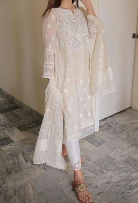 White Dress Design, White Salwar Suit, Aesthetic White Dress, White Salwar, Salwar Suit Design, White Kurti, Kurti Suit, Pakistani Party Wear Dresses, Frock Designs