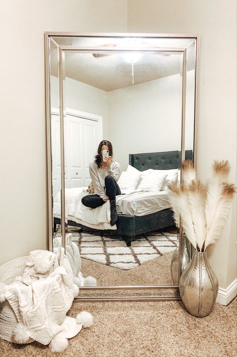 Corner Body Mirror, Body Mirror Decorating Ideas Aesthetic, Body Mirror Corner Ideas, Full Body Mirror Decor, Barndo Bedroom, Bedroom Mirror Ideas Full Length, Floor Length Mirror Bedroom, Body Mirror Decorating Ideas, Full Length Mirror In Living Room