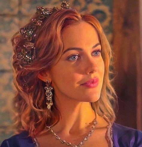 Hurrem Sultan Aesthetic, Magnificent Century Hurrem, The Magnificent Century, Turkish Wedding Dress, Sultan Kosem, Caramel Blonde Hair, Turkish Wedding, Disney Princess Makeover