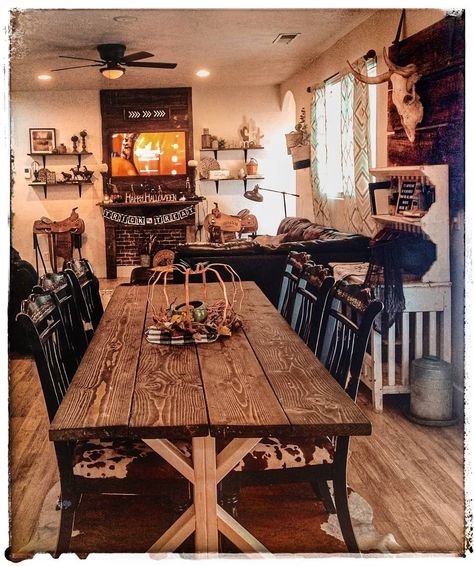 Western Dining Room Chairs, Western Dining Table Centerpiece, Western Farmhouse Dining Room, Western Kitchen Table, Western Dining Room, Western House, Country Western Decor, Ranch House Decor, Plank Table