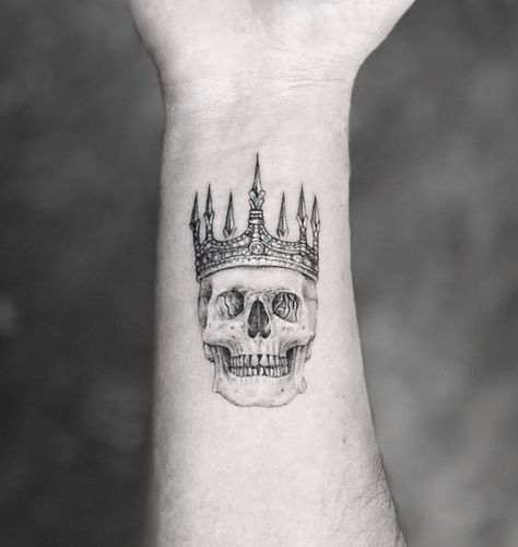 Crown Tattoo Men, Small Skull Tattoo, Skull With Crown, Tattoo Son, Tatuagem Masculina Pequena, Tattoo Neck, Crown Tattoo Design, K Tattoo, King Tattoos