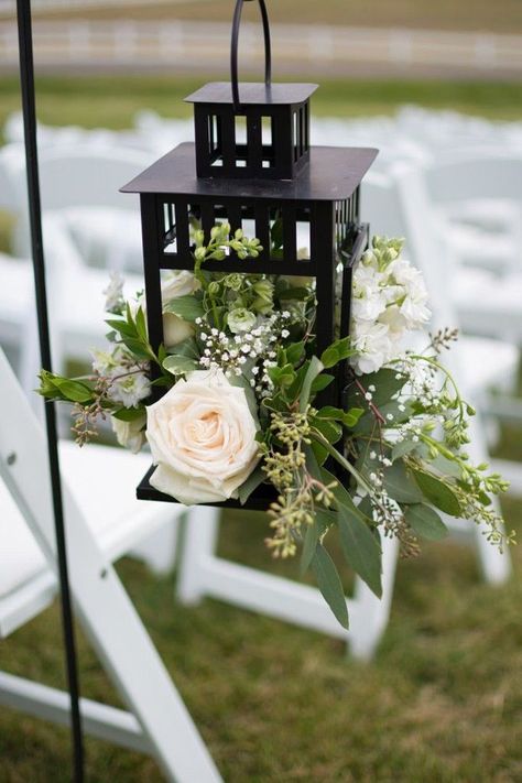 30 Gorgeous Ideas For Decorating With Lanterns At Weddings Ikea Wedding, Hiasan Perkahwinan, Lantern Decor Wedding, Majlis Perkahwinan, Rustic Wedding Decorations, Black Lantern, Wedding Aisle Decorations, Wedding Lanterns, Aisle Decor