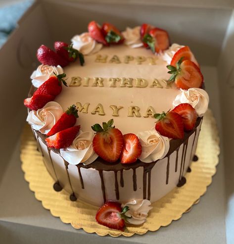 Cake Decorating Ideas Strawberries, Guy Cake Design, Elegant Strawberry Cake, Strawberry Birthday Cake For Man, Strawberry Cake For Men, Birthday Cake Strawberry Decoration, Birthday Cake Simple Aesthetic, Strawberry Cake Ideas Decorating, Fresh Cream Cake Decoration