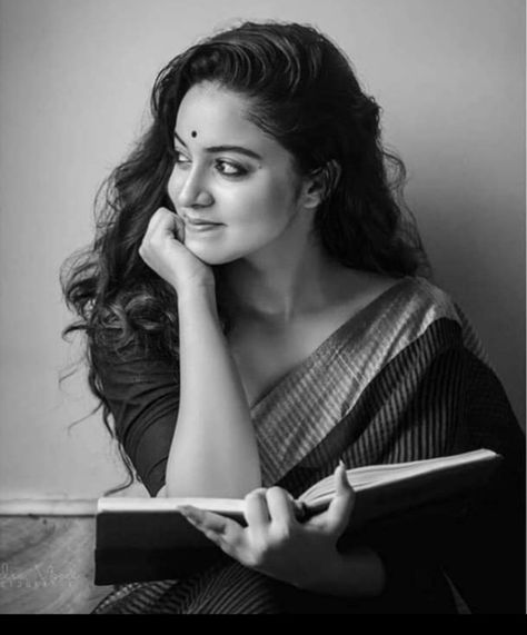 Black And White Portrait, Saree Poses, Vintage Photoshoot, Portrait Photography Women, Self Portrait Photography, Self Portrait Poses, Indian Photoshoot, White Portrait, Saree Photoshoot