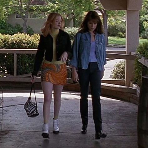 Scream 90s Outfits, Tatum Scream Halloween Costume, Sidney And Tatum Halloween Costume, Sidney Scream Outfit, Scream Neve Campbell, Scream Fashion 90s, Sidney Prescott And Tatum, Sidney And Tatum Scream, Sidney Prescott Cosplay