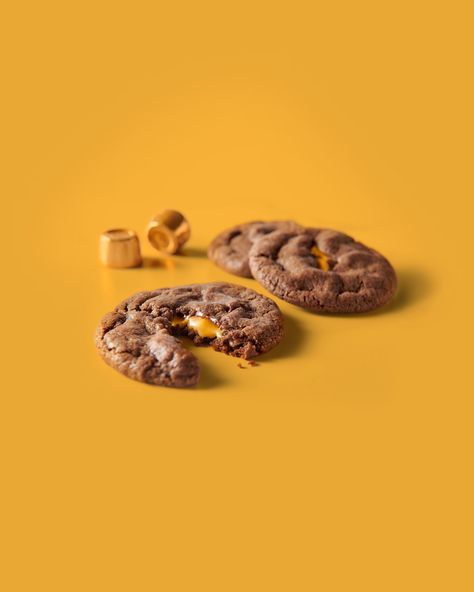 With ROLO® Candy in the center of each cookie, you’ll enjoy a chewy surprise with every bite of these ROLO® drop cookies. Start baking today! Hershey Recipes, Rolo Candy, Rolo Cookies, Baking Projects, Pie Bars, Caramel Candy, Drop Cookies, Chocolate Assortment, Chocolate Caramels