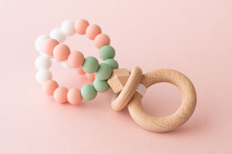 Diy Teething Ring, Silicone Baby Toys, Diy Teethers, Baby Crafts Diy, Wood Hexagon, Diy Teething, Soother Clips, Teether Toys, Dummy Clips