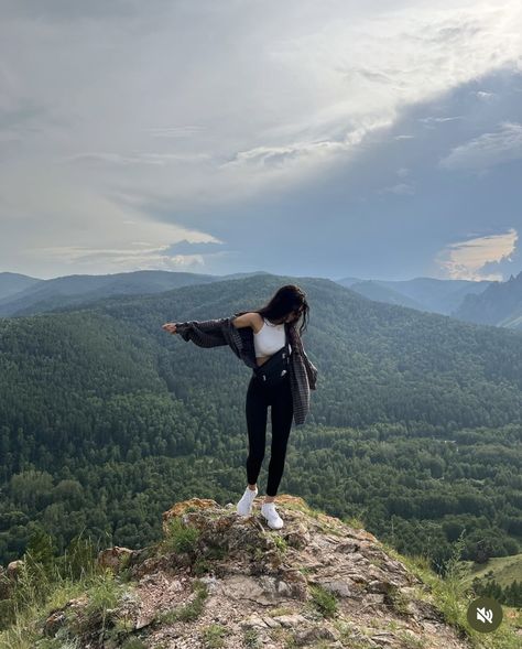 Outfit Mountain Trip, Pose In Mountain, Poses In Mountains, Mountain Girl Outfits, Mountain Aesthetic Outfit, Mountain Photo Ideas Instagram, Manali Aesthetic, Hike Photoshoot, Mountain Poses Photo Ideas