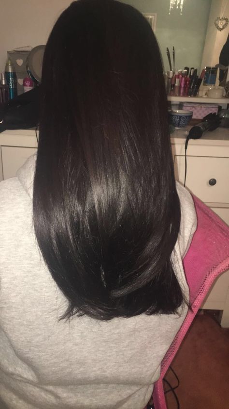 Shine finish straight blow out Shiny Black Hair, Straight Hair Cuts, Long Silky Hair, Hair Advice, Shot Hair Styles, Blow Out, Haircuts Straight Hair, Edgy Hair, Relaxed Hair