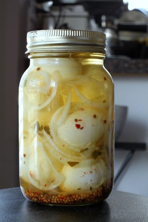 Pickled Eggs - Dish 'n' the Kitchen Pickeled Eggs, Best Pickled Eggs, Pickled Meat, Picked Eggs, Pickled Eggs Recipe, Pickled Eggs, Pickling Spice, Homemade Pickles, Quail Eggs