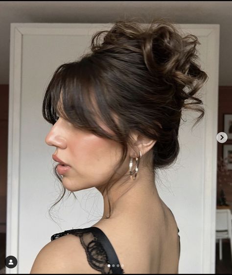 Messy High Bun With Bangs, Md Hairstyles, Messy Bun With Bangs, Stylish Bun Hairstyles, Stylish Bun, Ball Hair, Chic Hairstyle, High Bun Hairstyles, Guest Hair