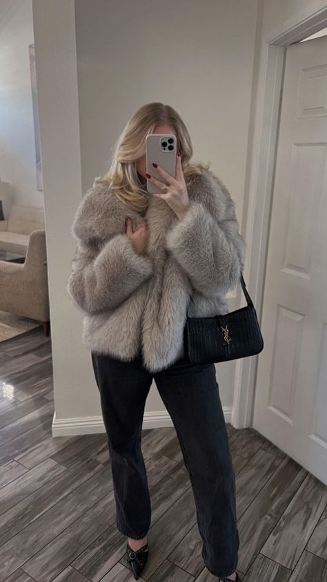 & it’s perfection @zara 🫶🏻… | Instagram Gray Fur Coat Outfit, How To Style A Fur Coat, How To Style Fur Coat, Outfits With Fur Coat, Zara Fur Coat Outfit, Winter Outfits Fur Coat, Zara Fur Coat, Fur Coat Outfit Dressy, Fur Coats Outfit