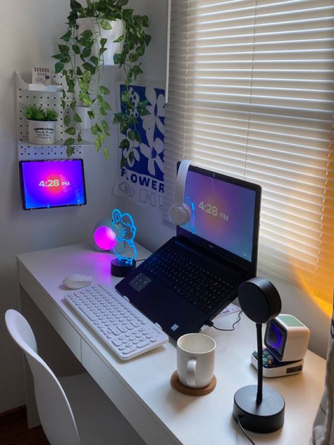 Window Desk Aesthetic, Laptop Setup, Study Desk Decor, Cool Dorm Rooms, Cleaning My Room, Dorm Room Ideas, Office Room Decor, Pretty Bedroom, Gaming Room Setup