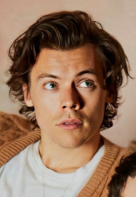 Hair Styles For Long Curly Hair Men, Harry Styles Eyes, Haircuts Long, Harold Styles, Gambar One Direction, Boy Haircuts, Harry Styles Aesthetic, Harry Styles Cute, Harry Styles Wallpaper