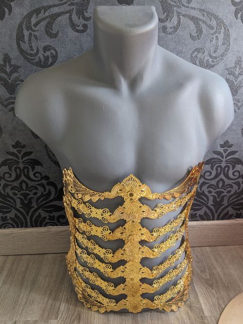 Body armor, made up of gold or silver colored metal pieces, depending on your choice. CONTENT: A corset belt under the chest entirely in metal. The line passing vertically reminiscent of a spinal column effect. To wear in one direction to emphasize the underside of the chest or in the other according to your desires. Gold or silver color, choose your version. To wear alone or on a garment, for a lingerie effect or an ultra original accessory. Finally the ideal accessory to complete all your outf Ribcage Corset, Mens Corset, Corset Armor, Waist Armor, Fantasy Corset, Armor Corset, Male Corset, Metal Corset, Corset Aesthetic